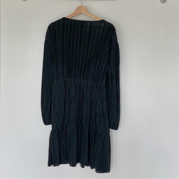 💙 H&M Textured Long Sleeve V-Neck Pleated Black Mini Dress - Size Large - Picture 3 of 6